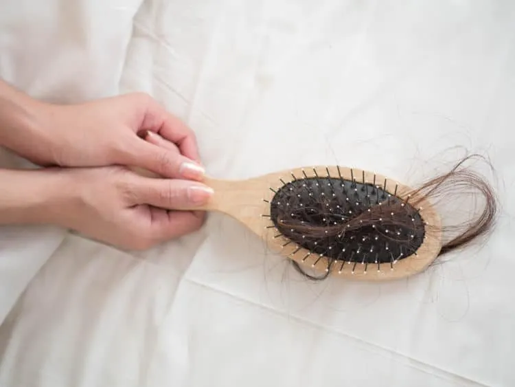 Khi nào mẹ sau sinh cần đến gặp bác sĩ để điều trị rụng tóc?