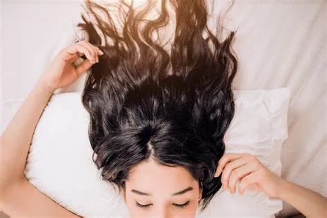 Lau khô tóc nhẹ nhàng: "Nâng niu" từng lọn xoăn